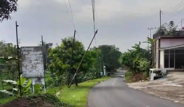 Kondisi tiang telepon nyaris roboh di Kelurahan/Kecamatan Parang, Kabupaten Magetan (Foto: Istimewa)