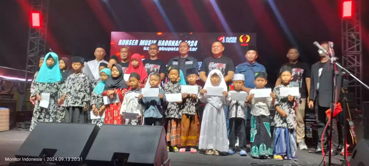 Ketua Umum KONI Kabupaten Blitar Toni Andreas bersama Forkopimda, menyerahkan santunan kepada anak yatim piatu (Foto: Dok MI/Joko Prasetyo)