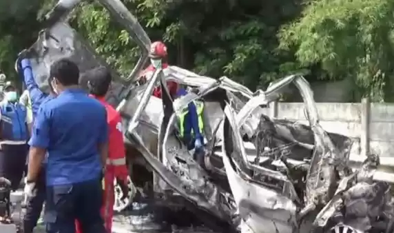 Kondisi mobil yang terbakar, dalam kecelakaan di KM 58 jalan Tol Jakarta-Cikampek. (Foto: ANTARA)