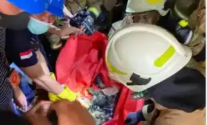 Evakuasi sesosok mayat yang ditemukan di lantai 8 Glodok Plaza, Tamansari, Jakarta Barat, Kamis (16/1/2025)