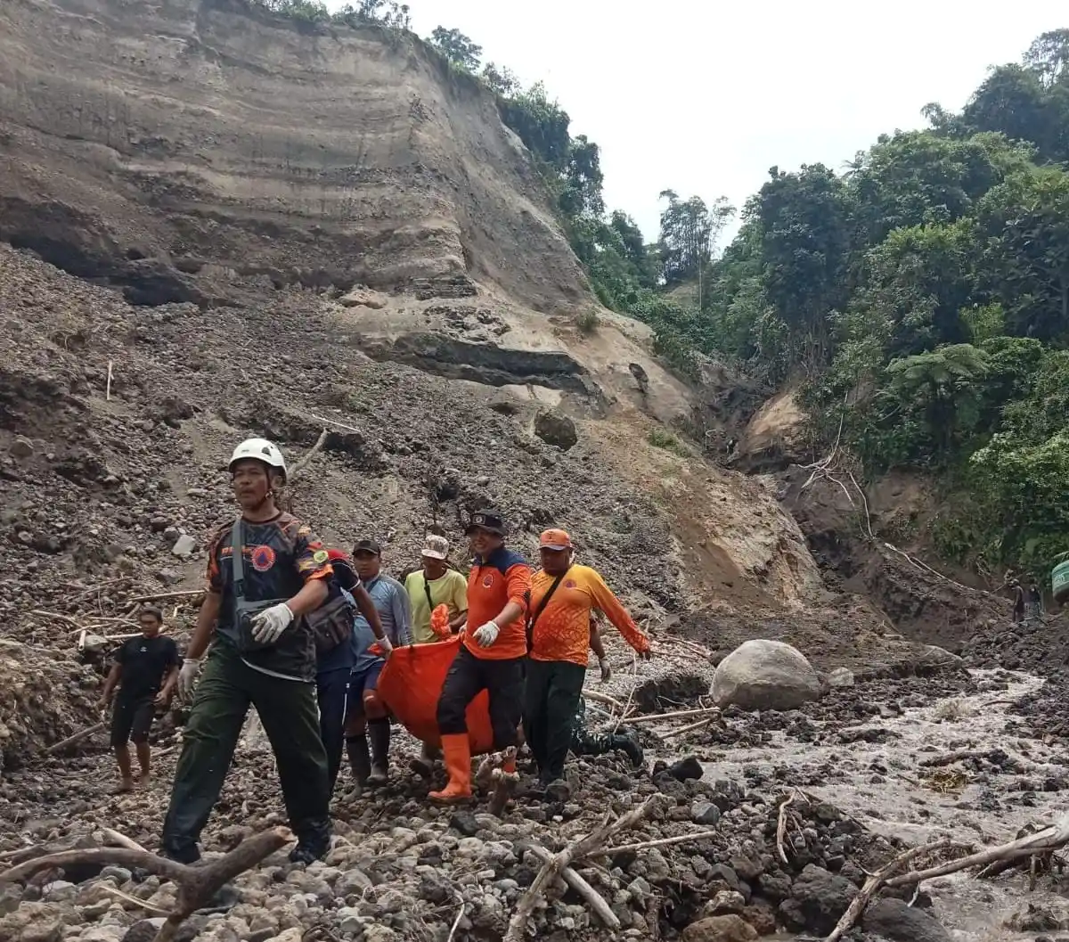 Proses evakuasi korban longsor, di tambang pasir tradisional di Desa Karangrejo, Kecamatan Garum, Kabupaten Blitar, Jawa Timur (Foto: Doc. BPBD Kabupaten Blitar)
