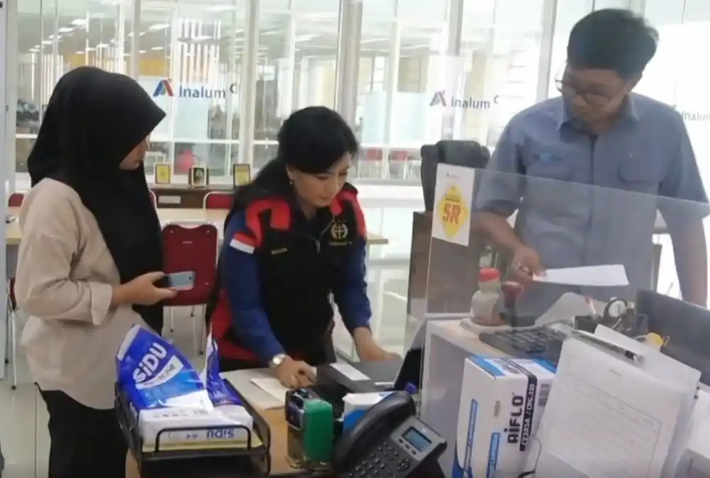 Tim Penyidik Tindak Pidana Khusus (Pidsus) Kejaksaan Tinggi Sumatera Utara (Kejati Sumut) melakukan penggeledahan di Kantor PT Indonesia Asahan Aluminium pada Kamis (13/11/2025) di Kawasan Kwala Tanjung, Kabupaten Batu Bara, Sumatera Utara. Kegiatan penggeledahan ini dilakukan karena adanya dugaan tindak pidana korupsi oleh PT Inalum kepada PT Prima Alloy Steel Universal (PASU) Tbk terkait penjualan aluminium di tahun 2019. (Foto: Dok MI)