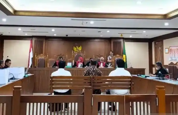 Tiga orang terdakwa kasus dugaan korupsi pengadaan alat pelindung diri (APD) COVID-19 Kemenkes pada tahun 2020 dalam sidang pembacaan surat tuntutan di Pengadilan Tipikor Jakarta, Jumat (16/5/2025).