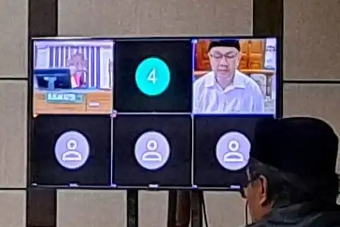 Terdakwa Bambang Suprabowo (di layar monitor) mengikuti sidang secara daring dari tahanan dalam agenda putusan di Pengadilan Tipikor Semarang, Selasa (17/12/2024).