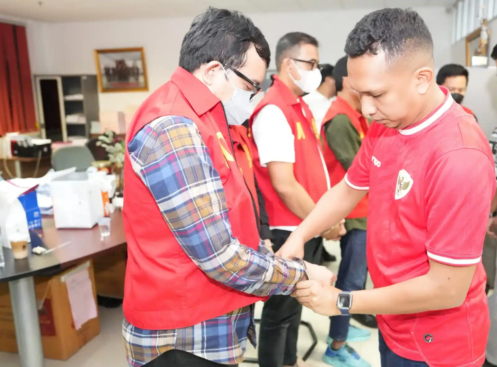 Para tersangka bersiap dijebloskan ke sel tahanan Kejati Sumsel, Jumat (21/11/2025) malam (Foto: Dok MI)