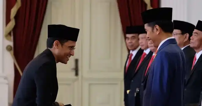 Nadiem Makarim saat menerima Keppres dari Jokowi pada 23 Oktober 2019 (Foto: Istimewa)