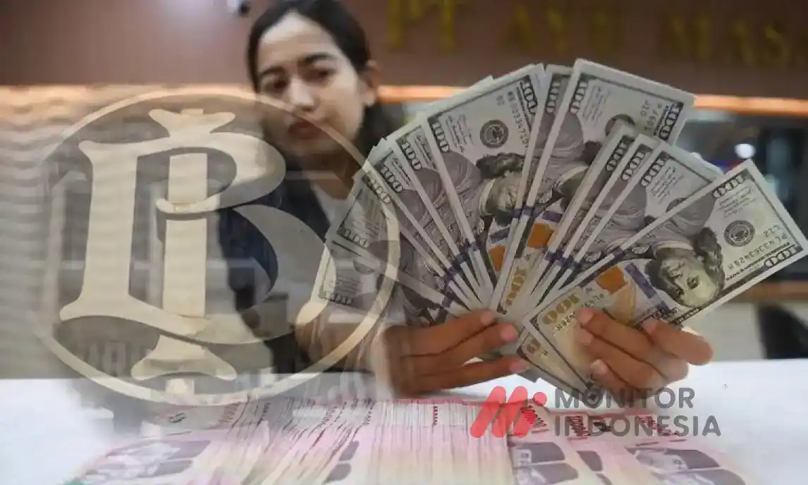 Ilustrasi - BI - Duit Dolar dan Rupiah - Pegawai Bank (Foto: Dok MI)