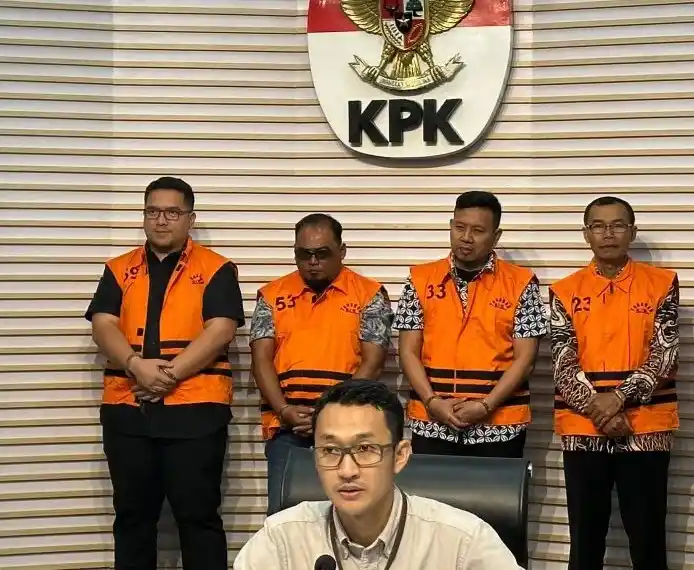 Empat dari 21 tersangka kasus dana hibah Jawa Timur, (kiri-kanan) yakni pihak swasta dari Blitar Jodi Pradana Putra, pihak swasta dari Tulungagung Wawan Kristiawan, anggota DPRD Jatim Hasanuddin, dan mantan Kepala Desa dari Tulungagung Sukar, di Gedung Merah Putih KPK, Jakarta, Kamis (2/10/2025).