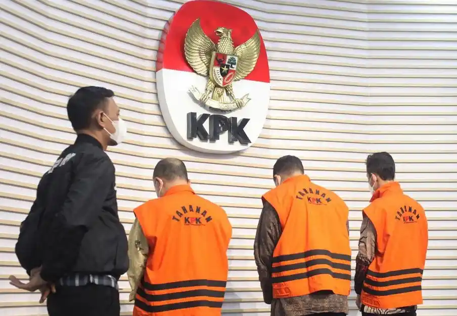 Petugas KPK menjaga tiga tersangka baru kasus dugaan suap pengadaan dan pemeliharaan jalur kereta di DJKA Kemenhub dalam konferensi pers di Gedung Merah Putih KPK, Jakarta, Kamis (28/11/2024).