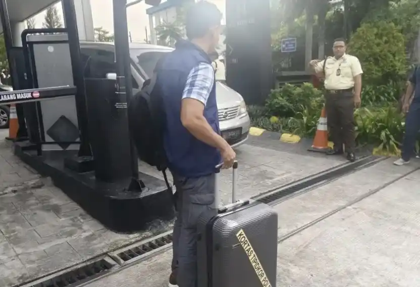 Penyidik Kortastipidkor Polri membawa koper yang berisi barang bukti yang diamankan dari penggeledahan di kantor PT Hutama Karya di Gedung HK Tower, Jakarta Timur, Kamis (20/2/2025) sore