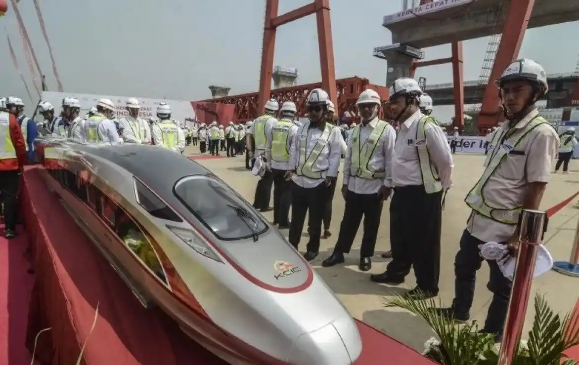 Sejumlah petugas mengamati replika Kereta Cepat di Casting Yard 1 KM 26 Tol Jakarta-Cikampek, Cikarang Utama, Kabupaten Bekasi, Jawa Barat. (Foto: Dok MI/Antara)
