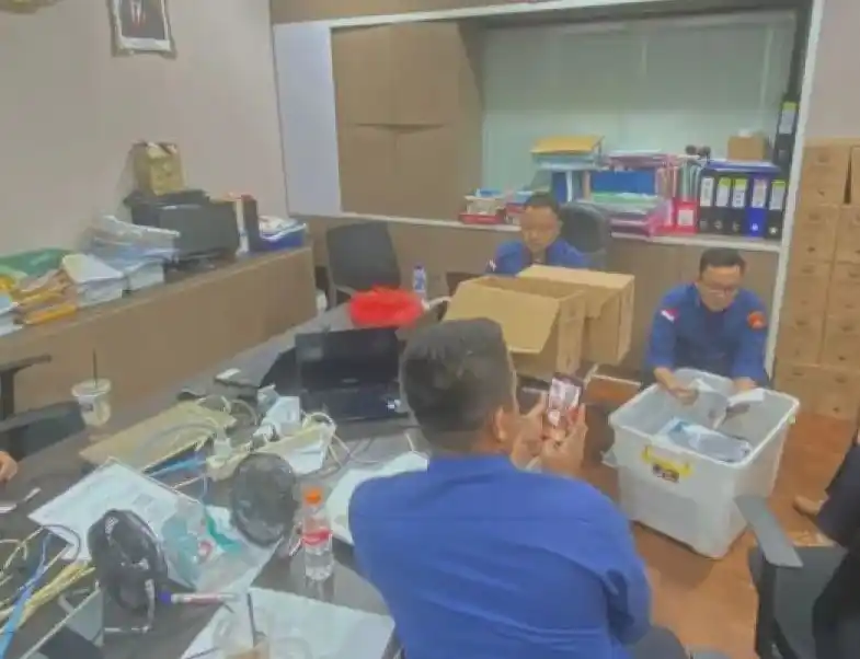 Tim penyidik Jampidsus Kejaksaan Agung menggeledah salah satu ruangan di Kantor KLHK di Jakarta Timur, Kamis (3/10/2024) (Foto: Dok MI)