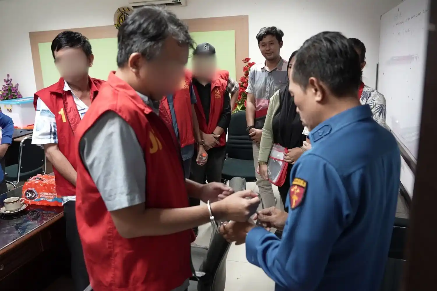 Skandal korupsi penyaluran Kredit Usaha Rakyat (KUR) Mikro di salah satu bank pemerintah Kantor Cabang Pembantu Semendo, Kabupaten Muara Enim, memasuki tahap penuntutan. Tujuh orang ditetapkan sebagai tersangka, termasuk pimpinan cabang, pejabat internal bank, dan perantara kredit. (Foto: Dok MI/Penkum Kejati Sumsel)