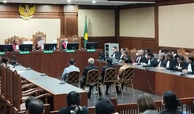 Empat terdakwa kasus dugaan korupsi pengadaan lahan di lingkungan Perumda Pembangunan Sarana Jaya (PPSJ) untuk wilayah Rorotan, Jakarta Utara, saat menghadapi sidang putusan, di Pengadilan Tipikor Jakarta Pusat, Rabu (25/6/2025)