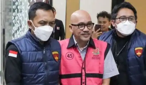Direktur SMP Kemendikbudristek 2020, Mulyatsyah digiring masuk ke mobil tahanan di Kejaksaan Agung, Jakarta, Selasa (15/7/2025)