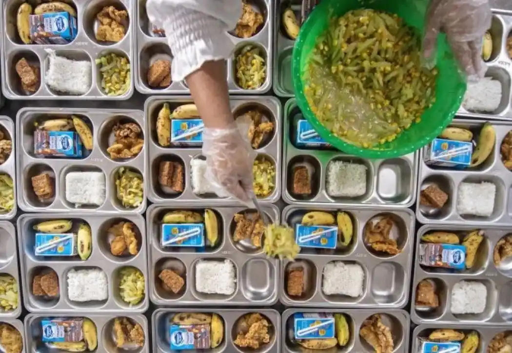 Petugas menata paket makanan bergizi gratis (MBG) di dapur Satuan Pelayanan Pemenuhan Gizi (SPPG) Ilir Barat (IB) II Palembang, Sumatera Selatan, Selasa (15/4/2025) (Foto: Antara)