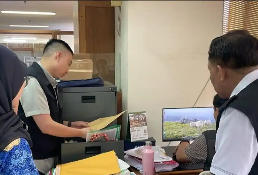 Penyidik Kejari Jakarta Timur menggeledah Kantor Suku Dinas PPKUKM Jakarta Timur pada Senin (10/11/2025) (Foto: Dok MI)