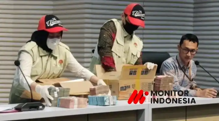 Kepala KPP Madya Banjarmasin, Mulyono Purwo Wijoyo, ditetapkan tersangka dugaan suap pengurusan restitusi PPN senilai Rp 48,3 miliar. Mulyono disebut meraup Rp 800 juta dari total uang apresiasi Rp 1,5 miliar. OTT KPK menangkap Mulyono, Dian Jaya Demega, dan Venasius Jenarus Genggor beserta barang bukti Rp 1,5 miliar, mengungkap praktik korupsi sistematis di DJP. (Foto: Dok MI)