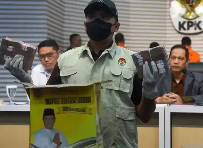 Petuga KPK menunjukkan barang bukti dugaan suap Gubernur Kalimantan Selatan, Sahbirin Noor alias Paman Birin saat konferensi pers di KPK (Foto: Dok MI/Aswan)