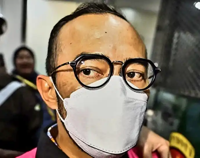 Direktur Utama PT Pertamina Patra Niaga Riva Siahaan saat mau memasuki mobil tahanan usai ditetapkan sebagai tersangka kasus dugaan korupsi tata kelola minyak mentah dan produk kilang PT Pertamina Subholding dan Kontraktor Kontrak Kerja Sama (KKKS) tahun 2018-2023 di Kejaksaan Agung, Jakarta, Selasa (25/2/2025) (Foto: Dok MI/Aswan)