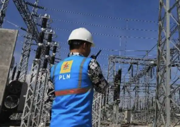 Ilustrasi - Petugas PLN (Foto: Ist)