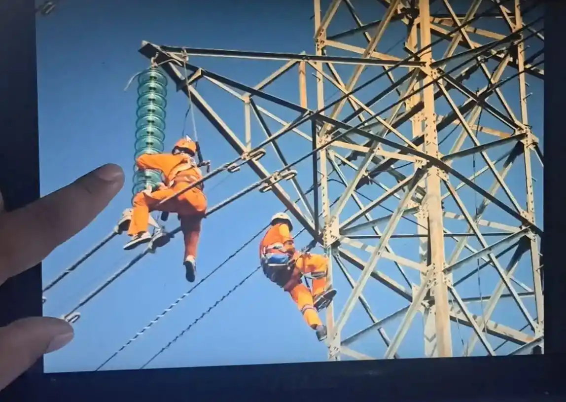 Pemeliharaan isolator tower transmisi SUTET dengan cara melakukan pembersihan dan inspeksi fisik isolator sudah ada keretakan atau flash akibat petir atau tidak (Foto: Dok MI/Diolah)