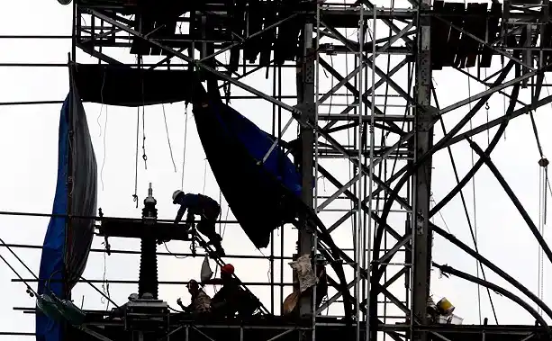 Petugas PT PLN (Foto: Istimewa)