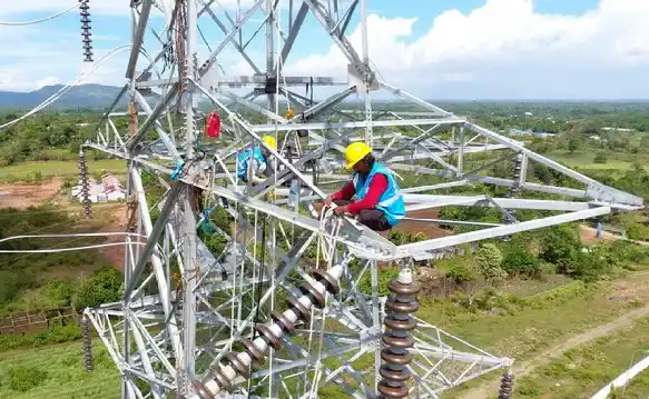 Ilustrasi -  Pekerjaan pembangunan tower listrik milik PT PLN (Foto: Istimewa)