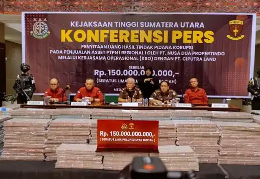 Tumpukan uang senilai Rp 150 miliar hasil penyitaan dari tindak pidana korupsi penjualan aset PTPN I Regional I oleh PT Nusa Dua Propertindo (NDP) melalui kerja sama operasional (KSO) dengan PT Ciputra Land ditampilkan di Kantor Kejaksaan Tinggi (Kejati) Sumatera Utara, Rabu (22/10/2025)