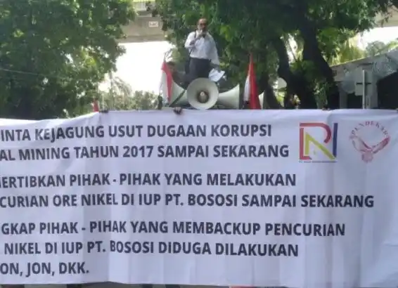 Massa dari Penyelamat Negara Demi Kemakmuran Rakyat (Pendekar) menggelar aksi damai di Gedung Kejaksaan Agung. Massa Pendekar ini mendesak Kejaksaan Agung membabat habis mafia tambang di Konawe Utara. Senin (6/10/2025)