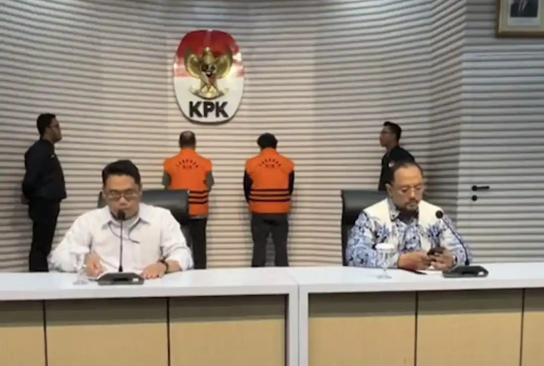 Direktur PT Prakarsa Nusa Bakti (PNB) 2012-2016, Roberto Pangasian Lumban Gaol (RPGL), dan Pegawai PT PNB, Afrian Jafar mengenakan rompi tahanan KPK, Jumat (10/1/2025) malam (Foto: Dok MI/Aswan)