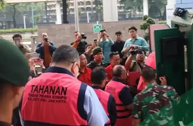 Para tersangka digiring masuk ke mobil tahanan Kejati DKI Jakarta (Foto: Dok MI/Istimewa)