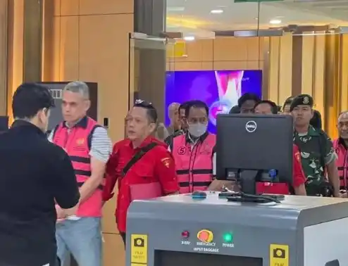 Kejaksaan Tinggi (Kejati) Jakarta menetapkan 9 tersangka kasus dugaan korupsi terkait pembiayaan fiktif PT. Telkom Indonesia (Persero) Tbk. Langsung dijebloskan ke sel tahanan, Rabu (7/5/2025)