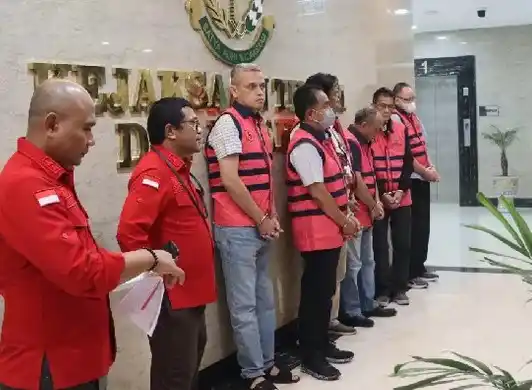 Para tersangka korupsi Rp431 miliar PT Telkom Indonesia (Telkom) memakai rompi tahanan Kejati DK Jakarta