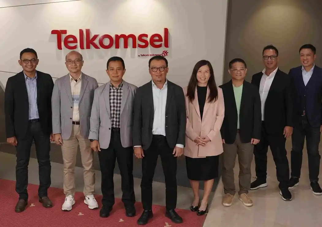 (Kiri-Kanan) Direktur Network Telkomsel, Indra Mardiatna; Direktur Finance & Risk Management Telkomsel, Daru Mulyawan; Direktur Human Capital Management Telkomsel, Indrawan Ditapradana; Direktur Utama Telkomsel, Nugroho; Direktur Information Technology Telkomsel, Joyce Shia; Direktur Planning & Transformation Telkomsel, Wong Soon Nam; Direktur Sales Telkomsel, Adiwinahyu Basuki Sigit; Direktur Marketing Telkomsel, Derrick Heng