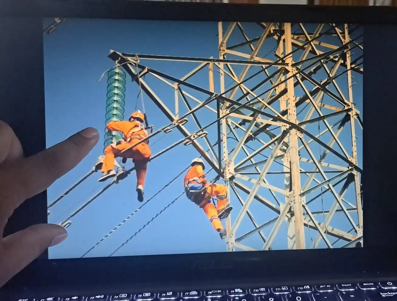 Pemeliharaan isolator tower transmisi SUTET dengan cara melakukan pembersihan dan inspeksi fisik isolator sudah ada keretakan atau flash akibat petir atau tidak (Foto: Dok MI/Diolah)