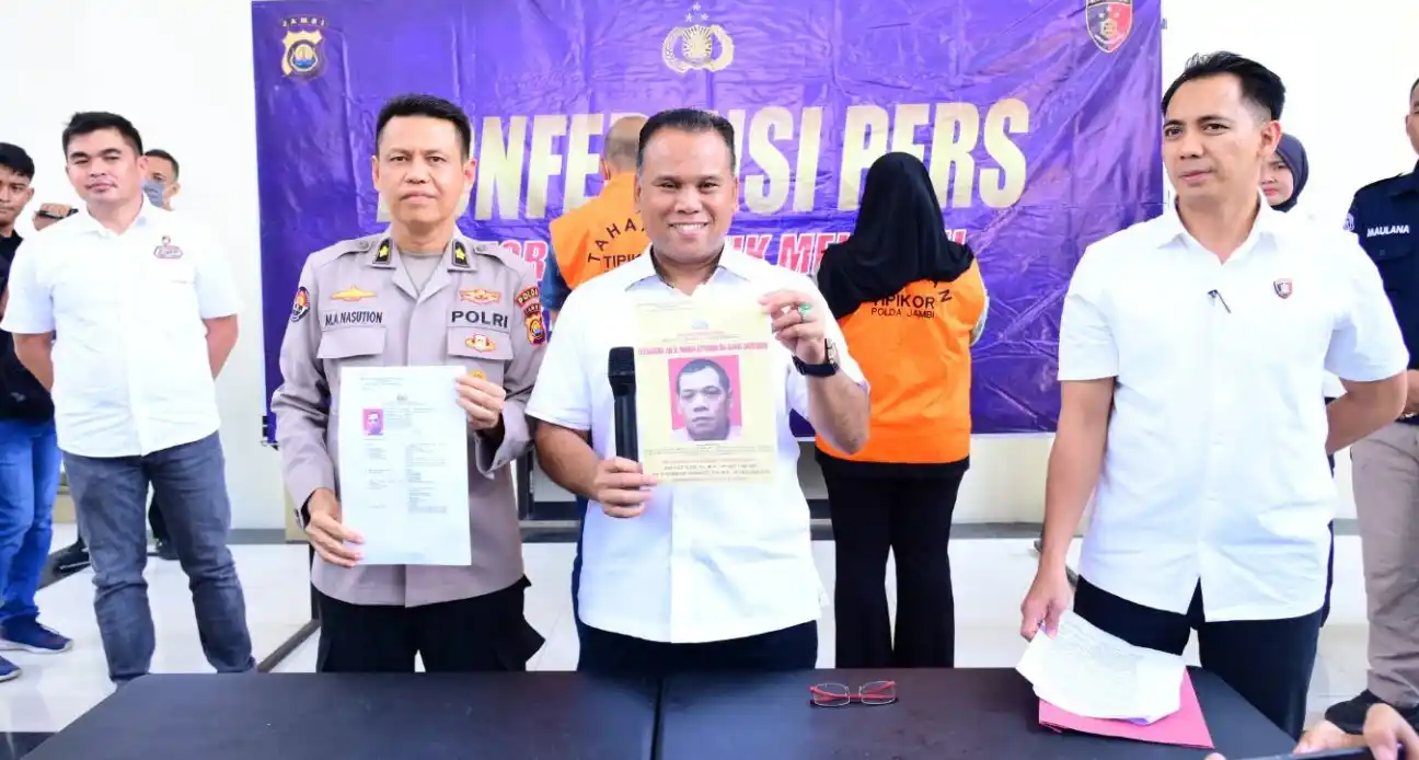 Tim Penyidik Subdiraktorat Tipikor Polda Jambi memaparkan penyitaan barang bukti kasus korupsi Dinas Pendidikan Provinsi Jambi senilai Rp 8,5 miliar di Polda Jambi, Kamis (7/8/2025). (Foto : Ist).