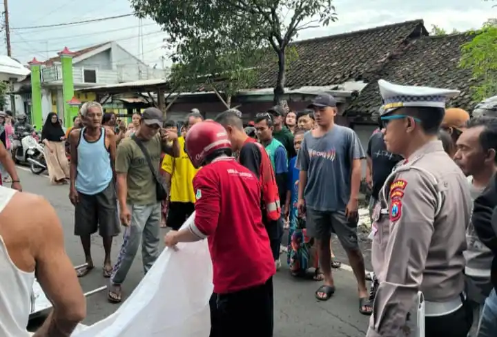 Warga dan Petugas Satlantas Polres Probolinggo Kota melakukan evakuasi kepada korban (Foto: Dok MI)