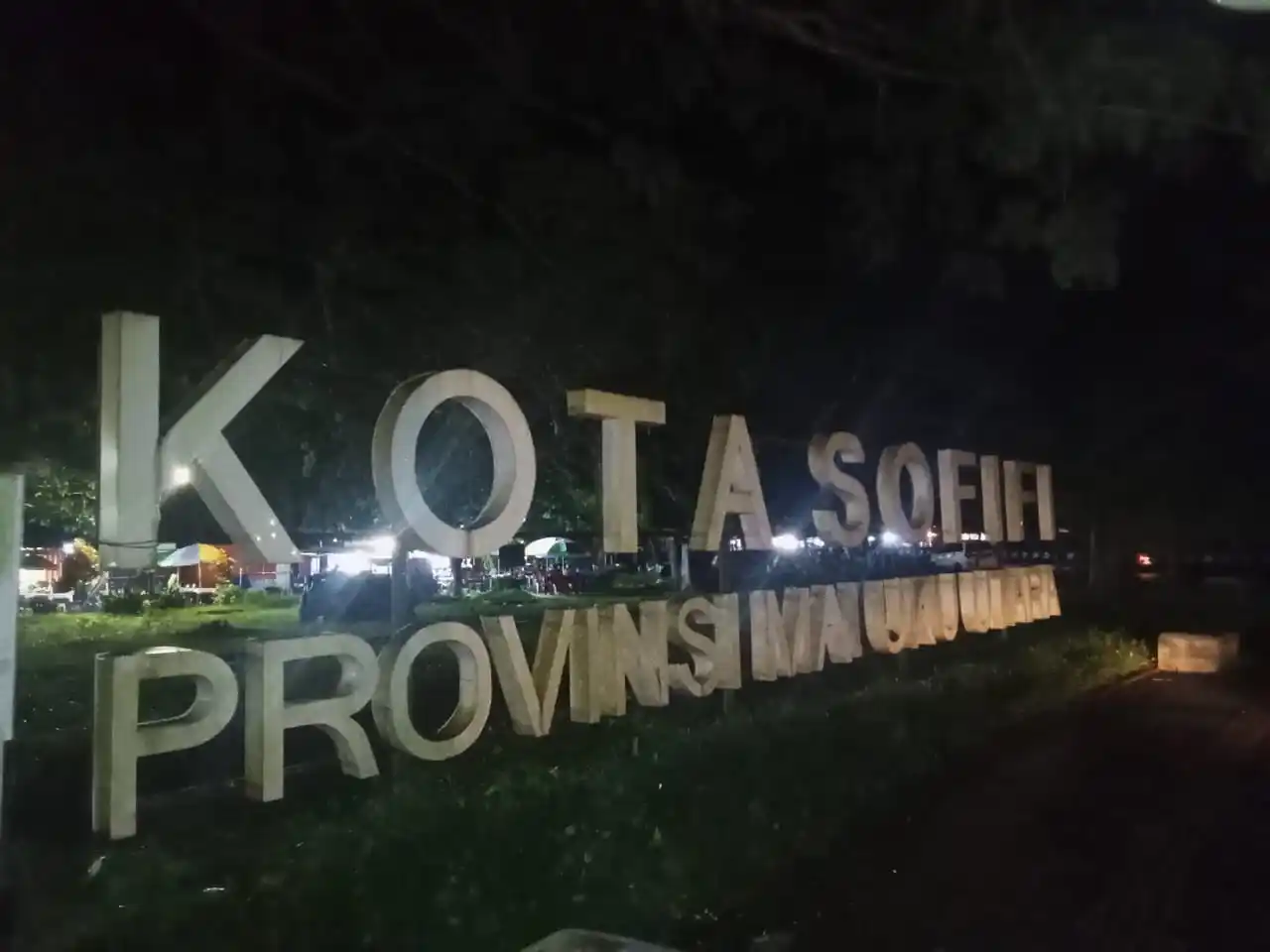 Tulisan monumental “Kota Sofifi Provinsi Maluku Utara” di jalan KM 40, kian mempertegas Sofifi sebagai jantung Maluku Utara. Foto: MI/Jainal Adaran