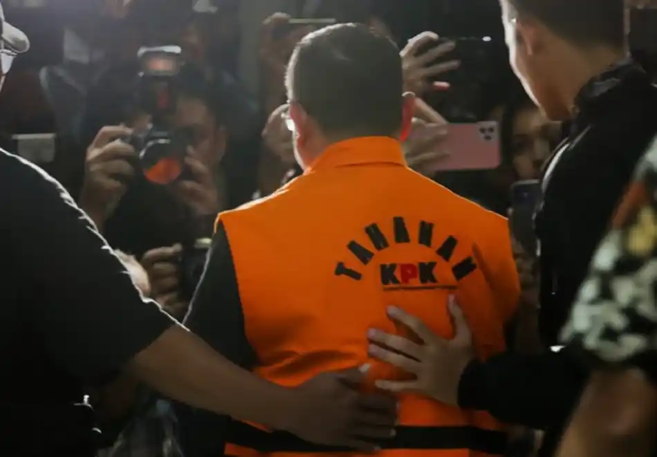 Bupati Pati Sudewo Kenakan Rompi Tahanan KPK (Foto: Instagram/@official.KPK)