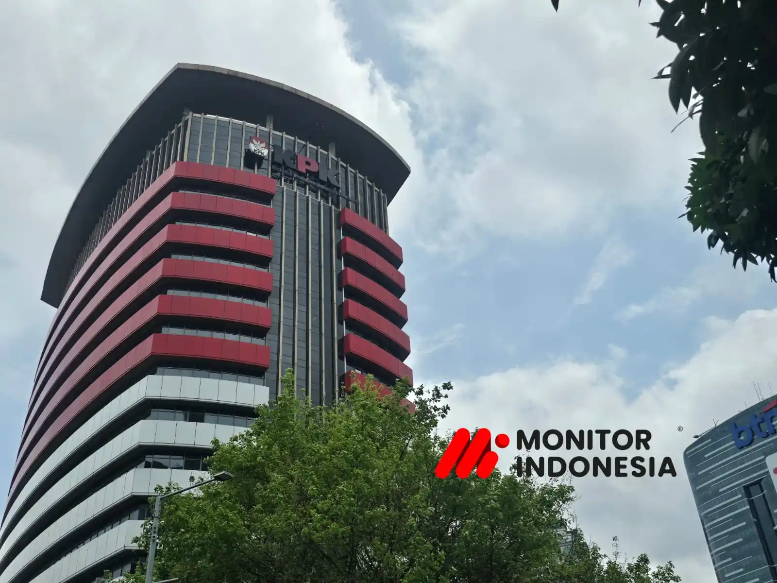 KPK memeriksa Staf Accounting PT Wanatiara Persada, Silvi Farista Zulhulaifah, sebagai saksi dalam kasus dugaan suap pemeriksaan pajak di Ditjen Pajak periode 2021–2026. Pemeriksaan ini mempertegas langkah KPK membongkar peran internal perusahaan dalam skema suap yang telah menyeret lima tersangka, termasuk pejabat KPP Madya Jakarta Utara dan konsultan pajak. Publik menanti sejauh mana pengusutan ini mengungkap aktor lain di balik praktik lancung tersebut - Gedung Merah Putih KPK RI di Jaksel (Foto: Dok MI/Aswan)