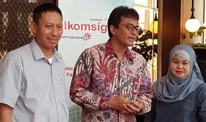 CEO Telkomsigma (tengah) didampingi VP Corp Secretary Telkomsigma Heri Purnomo (kiri) dan Head of PR & MarComm Telkomsigma Dewi Maharani tengah berbincang tentang kinerja perseroan di 2016, di Jakarta (Foto: Ist)