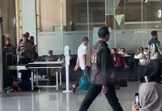 Gubernur Riau Abdul Wahid memakai kaos putih di loby KPK, Selasa (4/11/2025) (Foto: Dok MI/Aswan) (Foto: Istimewa)