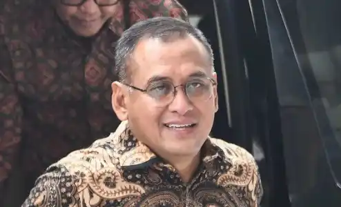 Direktur Utama PT Pupuk Indonesia (Persero) Rahmad Pribadi (tengah) saat mendatangi Gedung Merah Putih KPK, Jakarta, Senin (10/3/2025). Pada pertemuan tertutup tersebut membahas tata kelola pupuk subsidi dan Pupuk Indonesia akan berkolaborasi dengan KPK untuk mencegah tindak pidana korupsi.