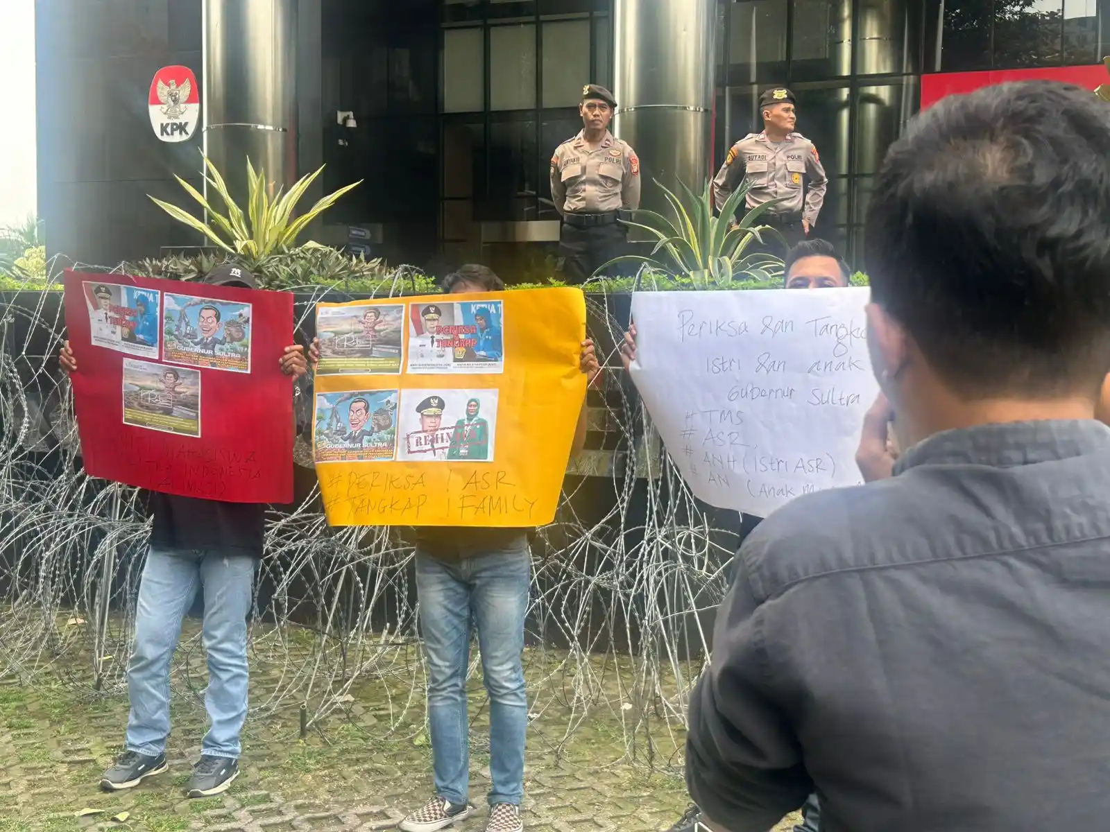 Sejumlah mahasiswa asal Sulawesi Tenggara (Sultra) yang tergabung dalam Aliansi Mahasiswa Sultra Indonesia (Alimasi) menggelar aksi demonstrasi di depan Komisi Pemberantasan Korupsi (KPK) RI, Jakarta Selatan, Senin (15/9/2025). (Foto: Dok MI/Aan)