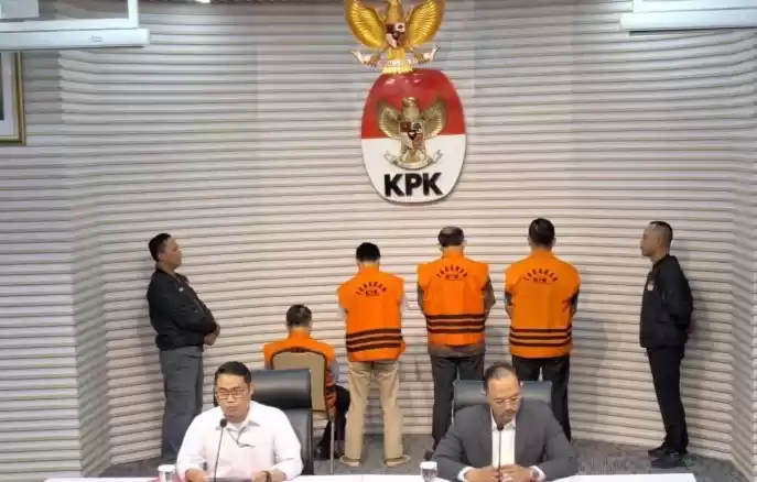 KPK hadirkan empat tersangka pengembangan perkara dugaan korupsi pengadaan CCTV dalam program Bandung Smart City (Foto: Dok MI)