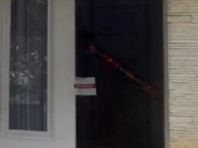 KPK menyegel rumah dinas Kepala Kejaksaan Negeri Kabupaten Bekasi, Eddy Sumarman, yang berlokasi di Cikarang Pusat, Bekasi, Jumat (19/12/2025)