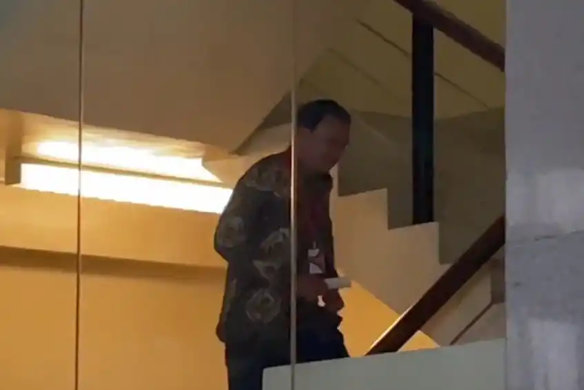 Mantan Komisaris Utama PT Pertamina (Persero) Basuki Tjahaja Purnama (BTP) alias Ahok (A) sedang melewati tangga menuju ruang pemeriksaan KPK, Kamis (9/1/2025) (Foto: Dok MI/Aswan)