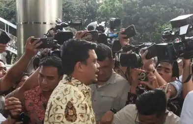 Gubernur Sumatera Utara Bobby Nasution saat menjawab pertanyaan wartawan usai menghadiri kegiatan koordinasi dengan KPK di Gedung Merah Putih KPK, Jakarta, Senin (28/4/2025). Gubernur Sumatera Utara Bobby Nasution diundang KPK guna membahas koordinasi dan kolaborasi penguatan hubungan antara lembaga antirasuah tersebut dengan pemerintah daerah dalam rangka pencegahan korupsi, penyusunan anggaran, dan optimalisasi anggaran daerah.