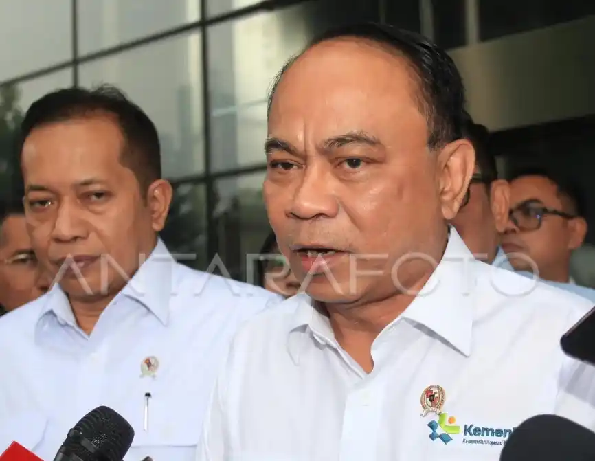 Menteri Koperasi Budi Arie Setiadi (kanan) didampingi Wakil Menteri Koperasi Ferry Juliantono (kiri) menyampaikan keterangan kepada wartawan usai bertemu dengan KPK di Gedung Merah Putih KPK, Jakarta, Rabu (21/5/2025).